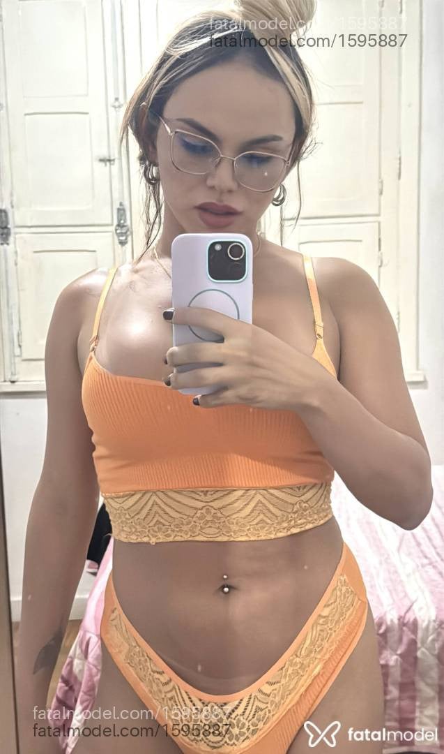 Acompanhante mulher trans loira (o) de olhos castanhos - Marcela Araujo