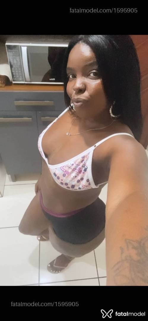 Acompanhante mulher com cabelo castanho de olhos pretos - Black Shury