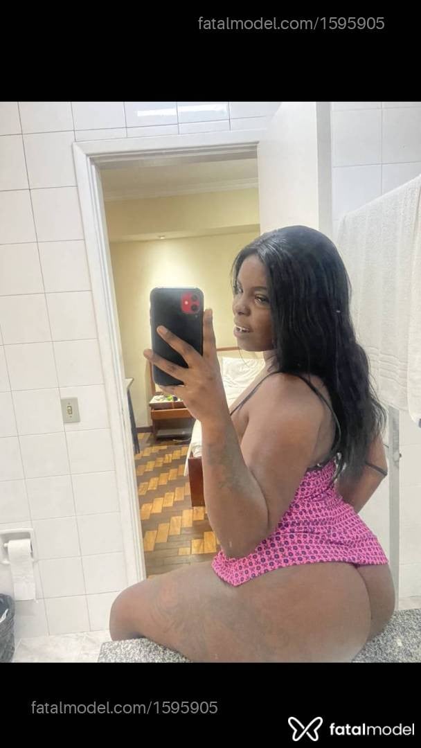 Acompanhante mulher com cabelo castanho de olhos pretos - Black Shury