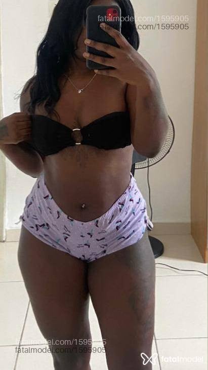 Acompanhante mulher com cabelo castanho de olhos pretos - Black Shury