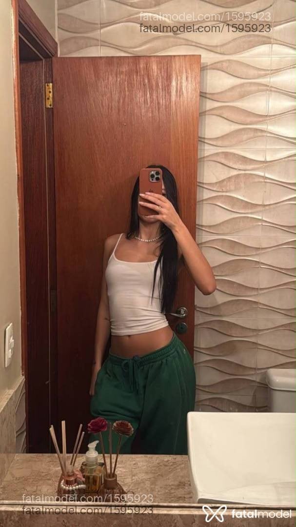 Acompanhante mulher morena (o) de olhos pretos - Jade Barcellos