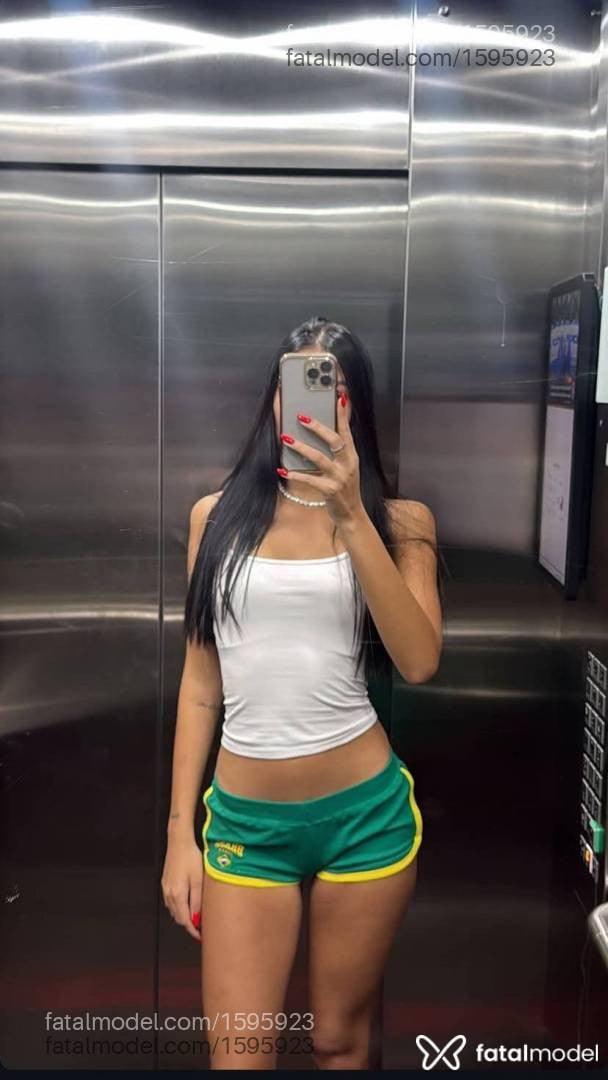 Acompanhante mulher morena (o) de olhos pretos - Jade Barcellos