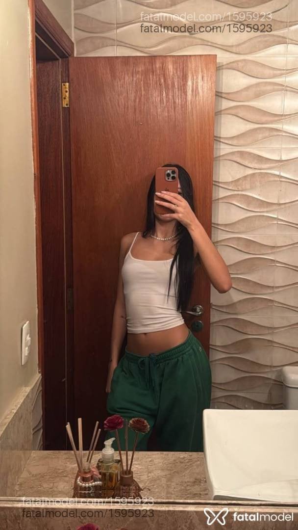 Acompanhante mulher morena (o) de olhos pretos - Jade Barcellos