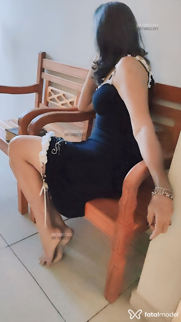 Acompanhante mulher com cabelo grisalho de olhos castanhos em Divinópolis - Jade Irmã
