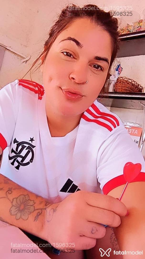Acompanhante mulher com cabelo colorido de olhos castanhos - Brendely