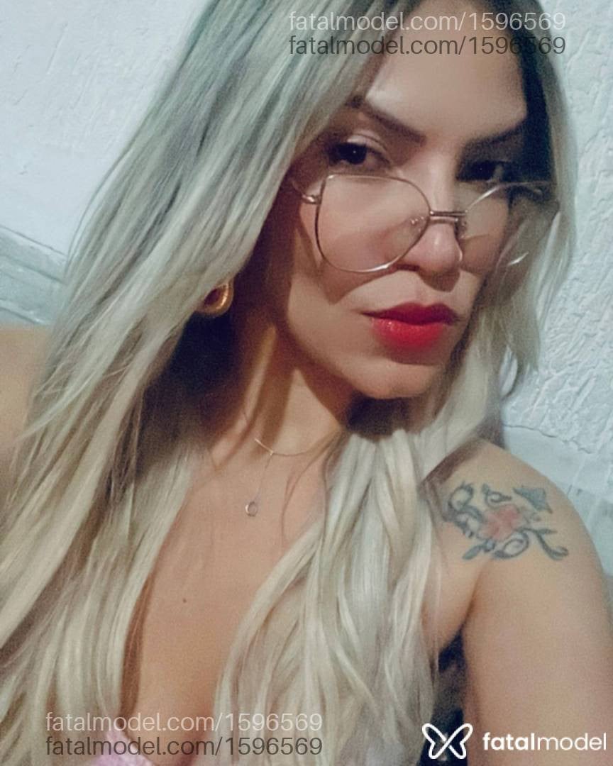 Acompanhante mulher loira (o) de olhos castanhos - Sarah Bailon