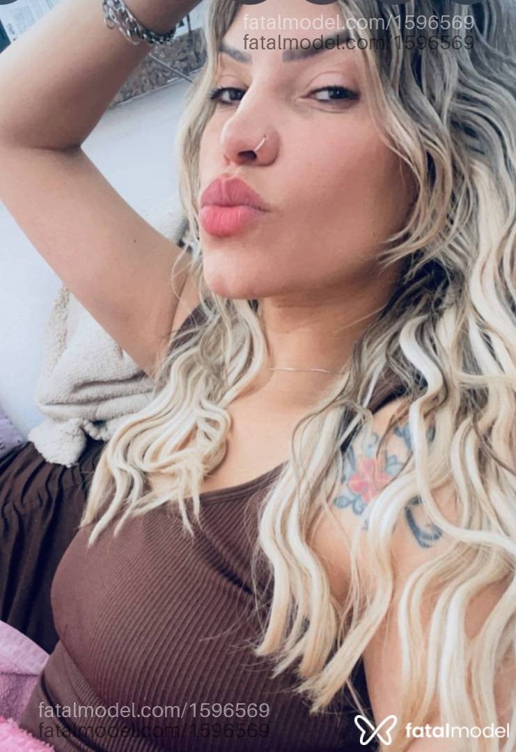 Acompanhante mulher loira (o) de olhos castanhos - Sarah Bailon