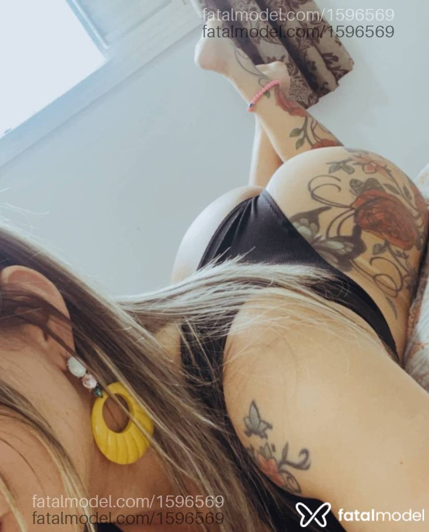 Acompanhante mulher loira (o) de olhos castanhos - Sarah Bailon
