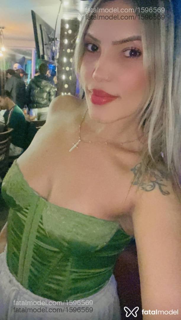 Acompanhante mulher loira (o) de olhos castanhos - Sarah Bailon