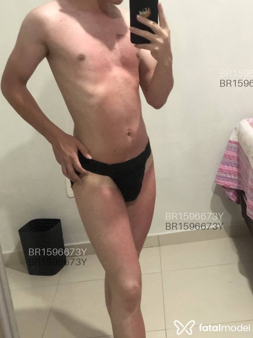 Acompanhante homem com cabelo castanho de olhos verdes em Itapema - Yuri Matheus