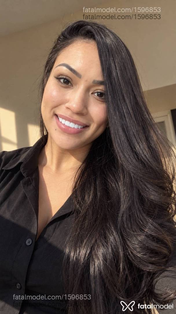 Acompanhante mulher com cabelo castanho de olhos castanhos - Paula Menezes