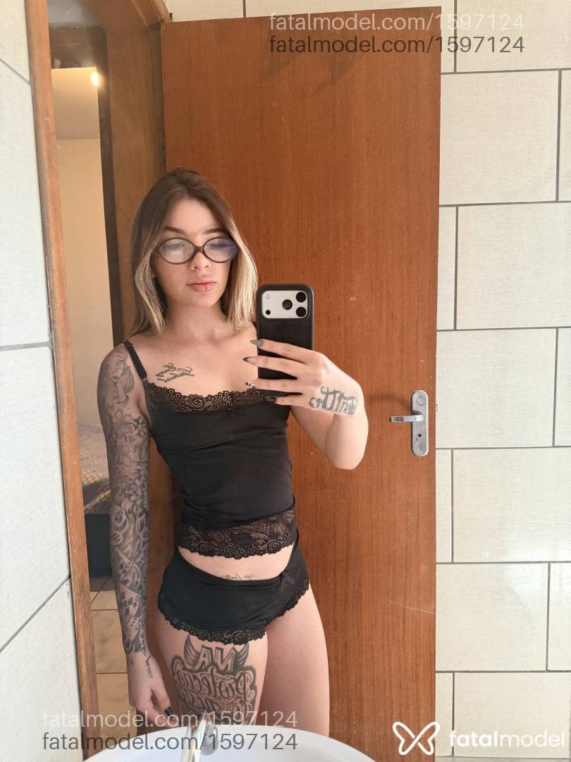 Acompanhante mulher loira (o) de olhos castanhos - Laura