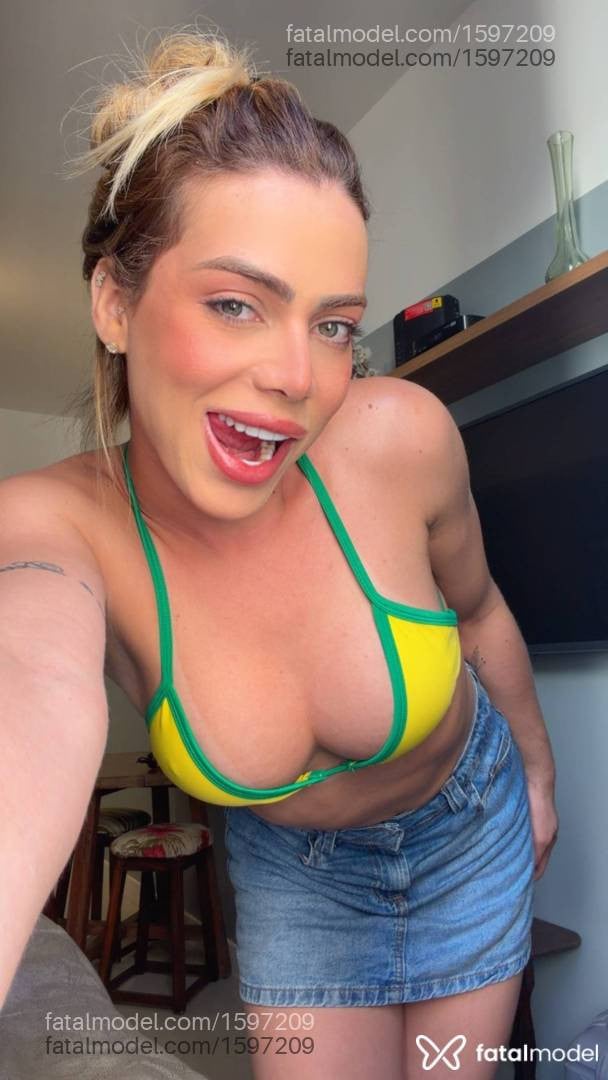 Acompanhante mulher trans loira (o) de olhos verdes - Anny Alves