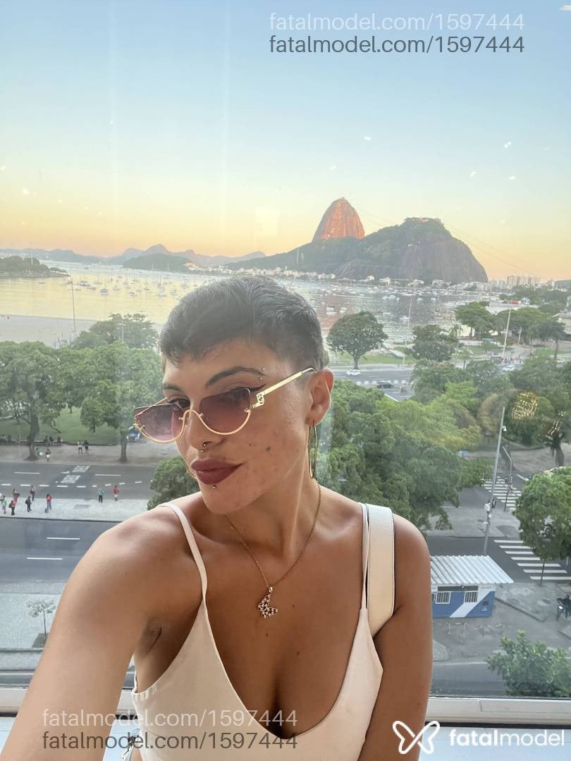 Acompanhante mulher com cabelo castanho de olhos verdes em Rio de Janeiro - Gina