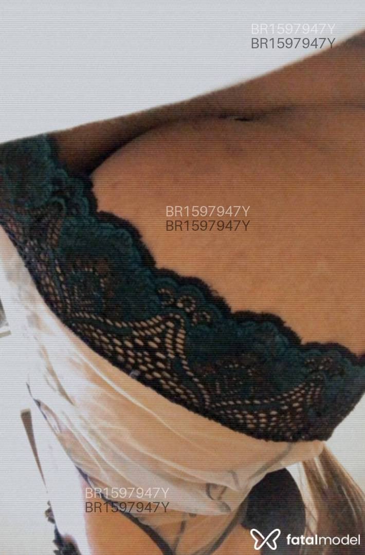Acompanhante não-binário com cabelo castanho de olhos mel - ZOE AMETISTA Acompanhante não-binário com cabelo castanho de olhos mel - ZOE AMETISTA