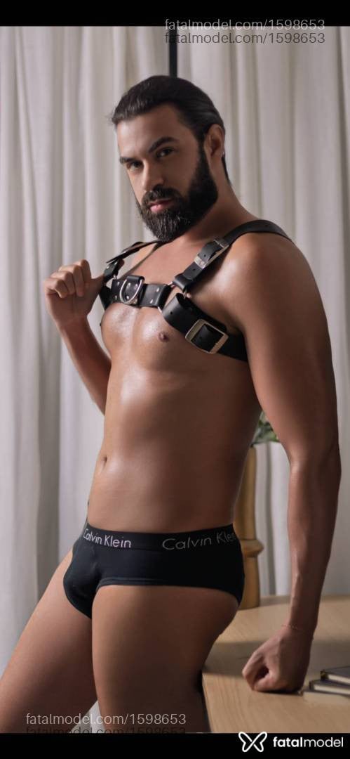 Acompanhante homem com cabelo castanho de olhos verdes - Bruno Gama