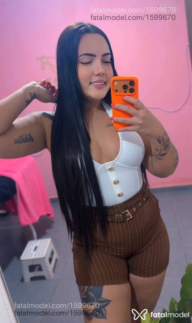 Acompanhante mulher com cabelo castanho de olhos castanhos - Maria Júlia Mello