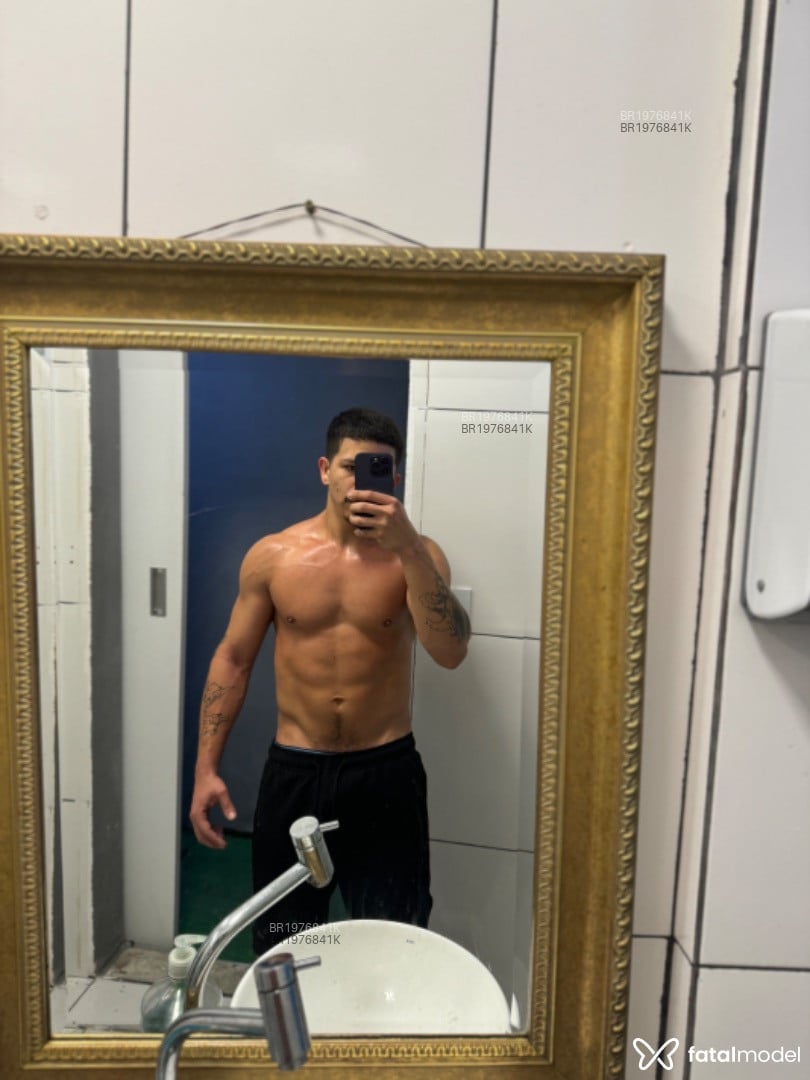 Acompanhante homem com cabelo castanho de olhos castanhos em São Paulo Acompanhante homem com cabelo castanho de olhos castanhos em São Paulo - Ryann
