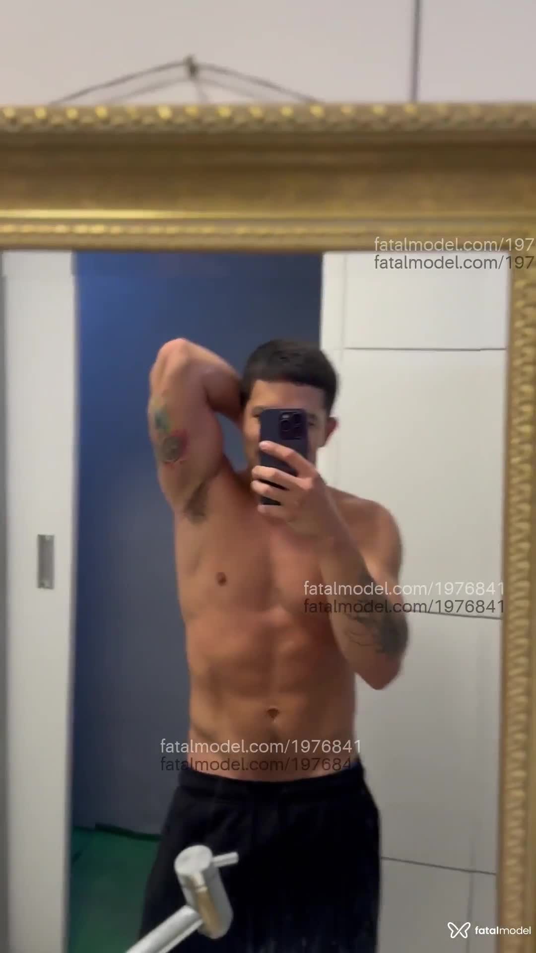 Acompanhante homem com cabelo castanho de olhos castanhos em São Paulo Acompanhante homem com cabelo castanho de olhos castanhos em São Paulo - Ryann