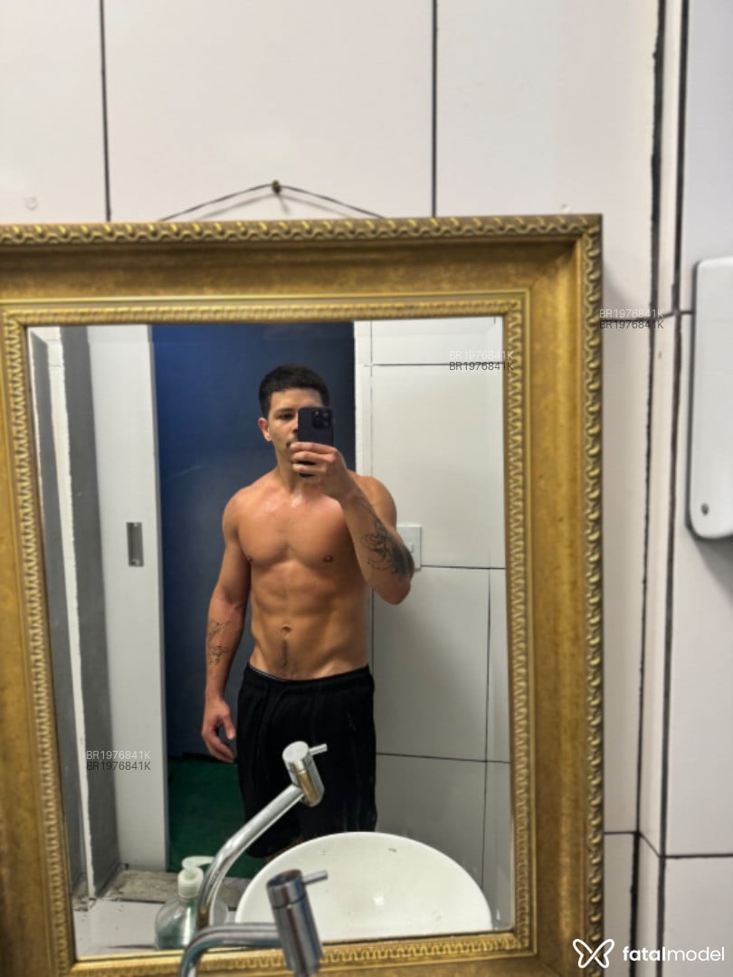 Acompanhante homem com cabelo castanho de olhos castanhos em São Paulo Acompanhante homem com cabelo castanho de olhos castanhos em São Paulo - Ryann