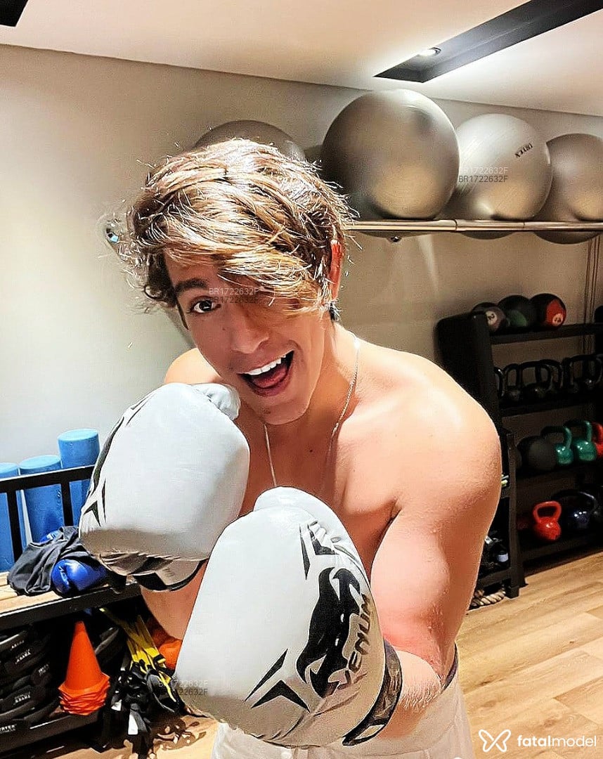 Acompanhante homem com cabelo castanho de olhos castanhos em São Paulo Acompanhante homem com cabelo castanho de olhos castanhos em São Paulo - Filipe