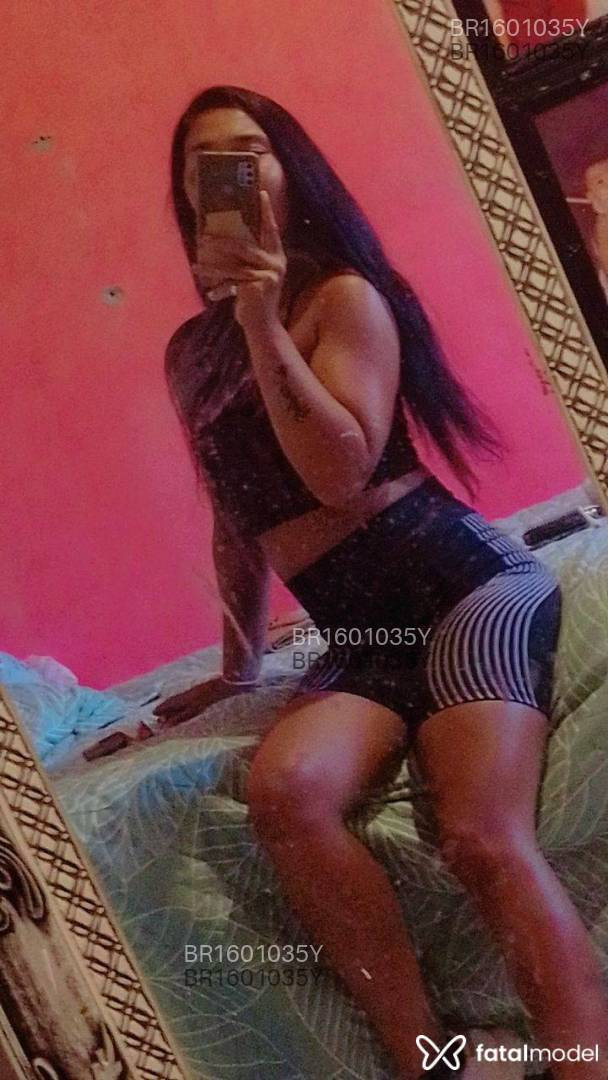 Acompanhante mulher morena (o) de olhos mel em Virtual Acompanhante mulher morena (o) de olhos mel em Virtual - Caroline