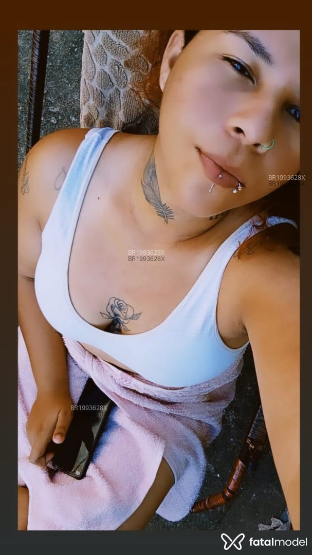 Acompanhante não-binário com cabelo colorido de olhos castanhos em Porto Velho - Branquinhadllax