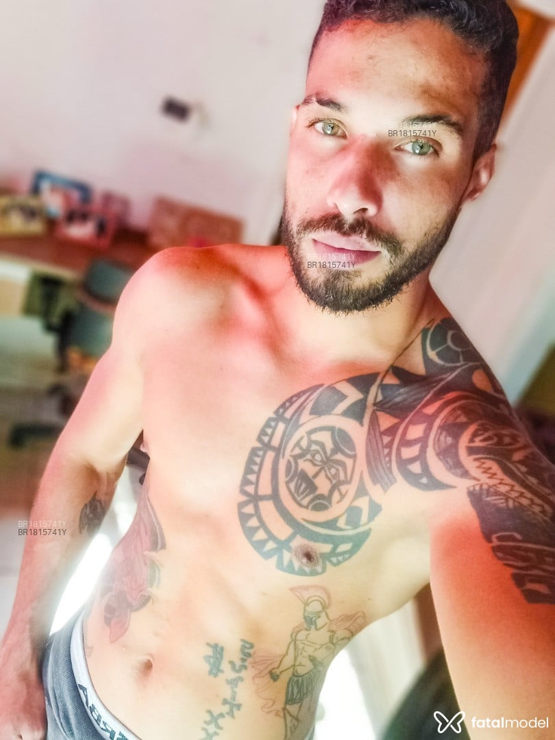 Acompanhante homem morena (o) de olhos verdes em Virtual - Caçador