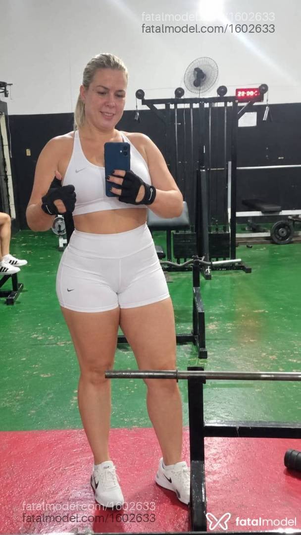 Acompanhante mulher loira (o) de olhos castanhos - Bia Oliver
