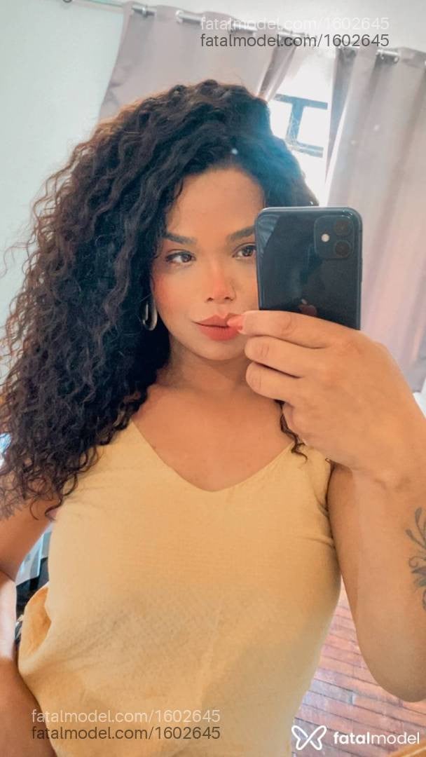 Acompanhante travesti com cabelo castanho de olhos pretos - Claudia Gonçalves