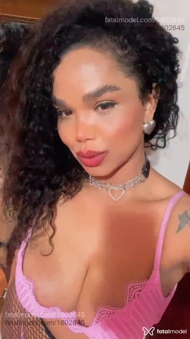 Acompanhante travesti com cabelo castanho de olhos pretos em Poços de Caldas - Claudia Gonçalves