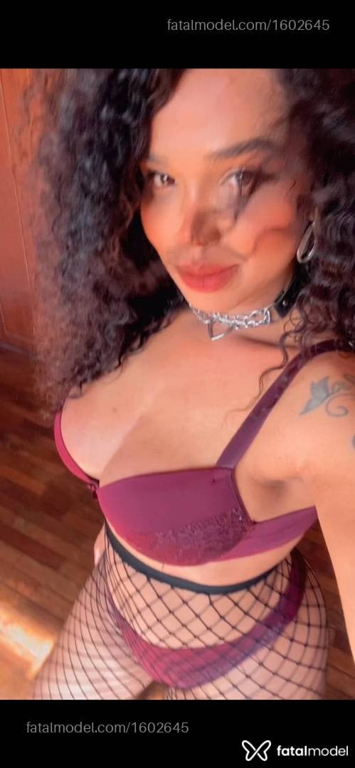 Acompanhante travesti com cabelo castanho de olhos pretos - Claudia Gonçalves