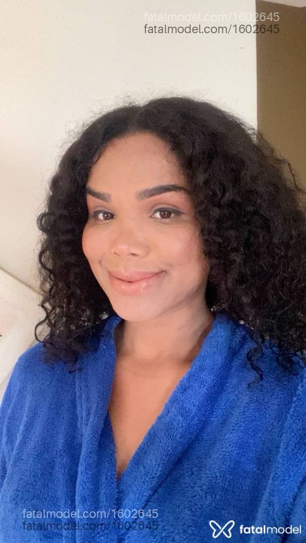 Acompanhante travesti com cabelo castanho de olhos pretos - Claudia Gonçalves