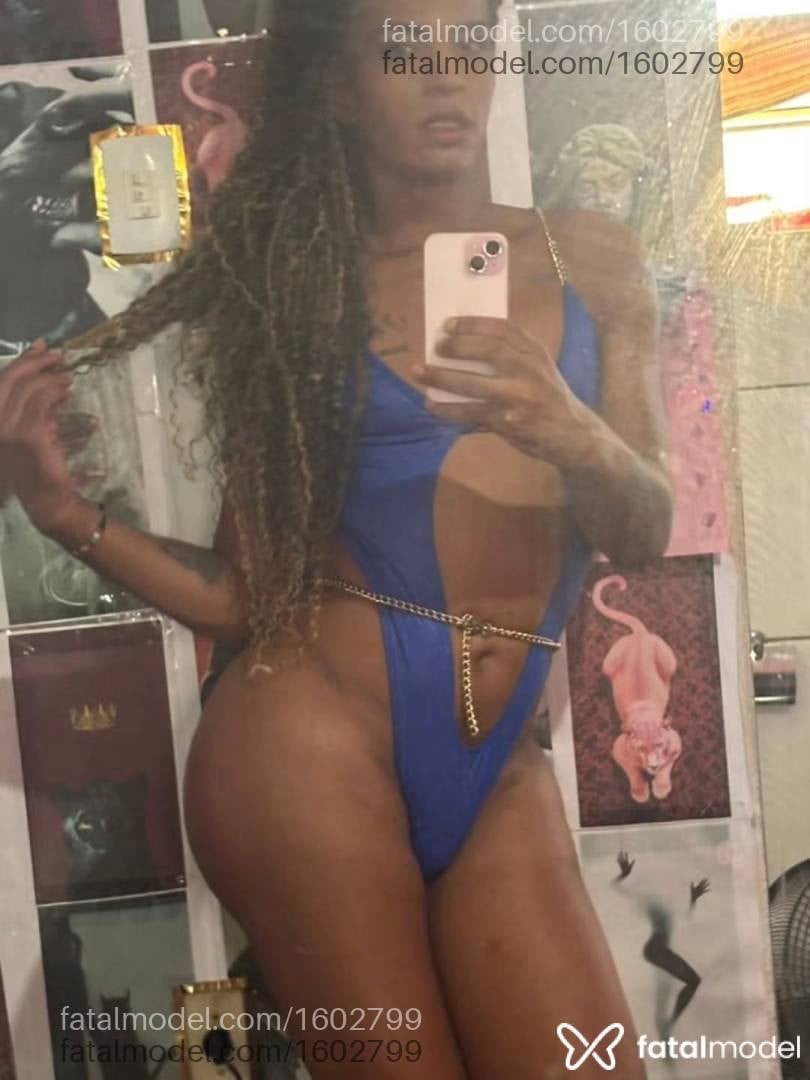 Acompanhante mulher trans com cabelo colorido de olhos castanhos - Michella Santos
