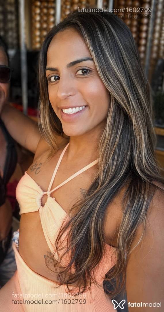 Acompanhante mulher trans com cabelo colorido de olhos castanhos - Michella Santos