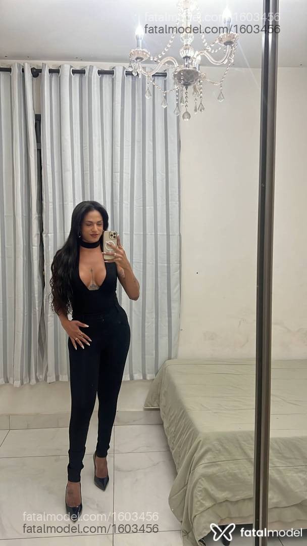 Acompanhante mulher trans com cabelo castanho de olhos castanhos - Ketelen