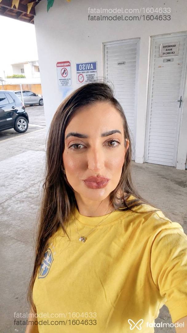 Acompanhante mulher com cabelo castanho de olhos mel - Lauren Liv Acompanhante mulher com cabelo castanho de olhos mel - Lauren Liv