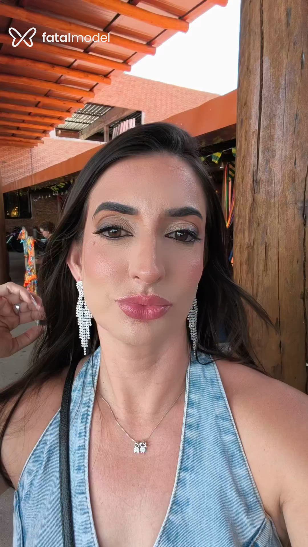 Acompanhante mulher com cabelo castanho de olhos mel - Lauren Liv Acompanhante mulher com cabelo castanho de olhos mel - Lauren Liv