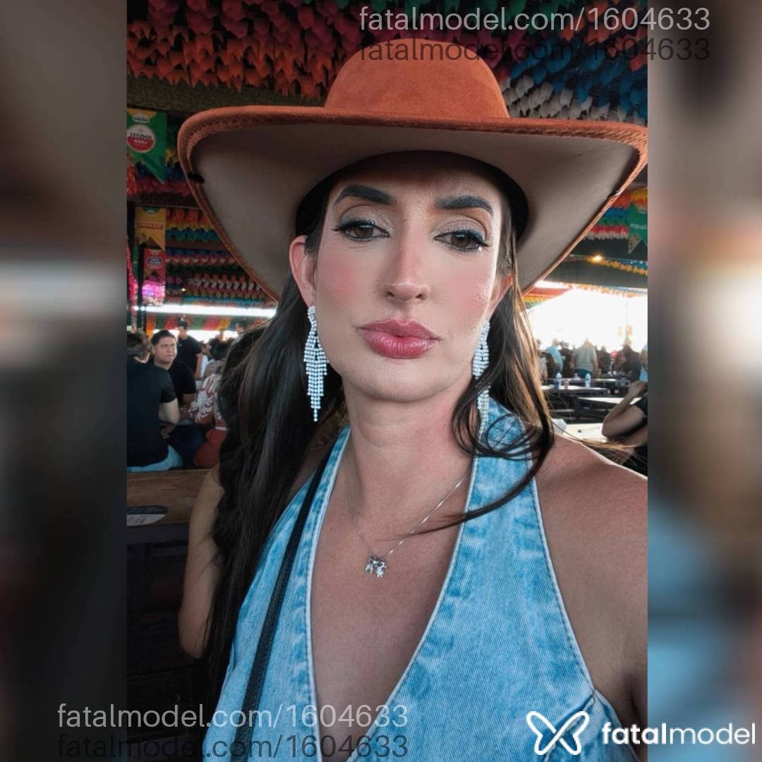 Acompanhante mulher com cabelo castanho de olhos mel - Lauren Liv Acompanhante mulher com cabelo castanho de olhos mel - Lauren Liv