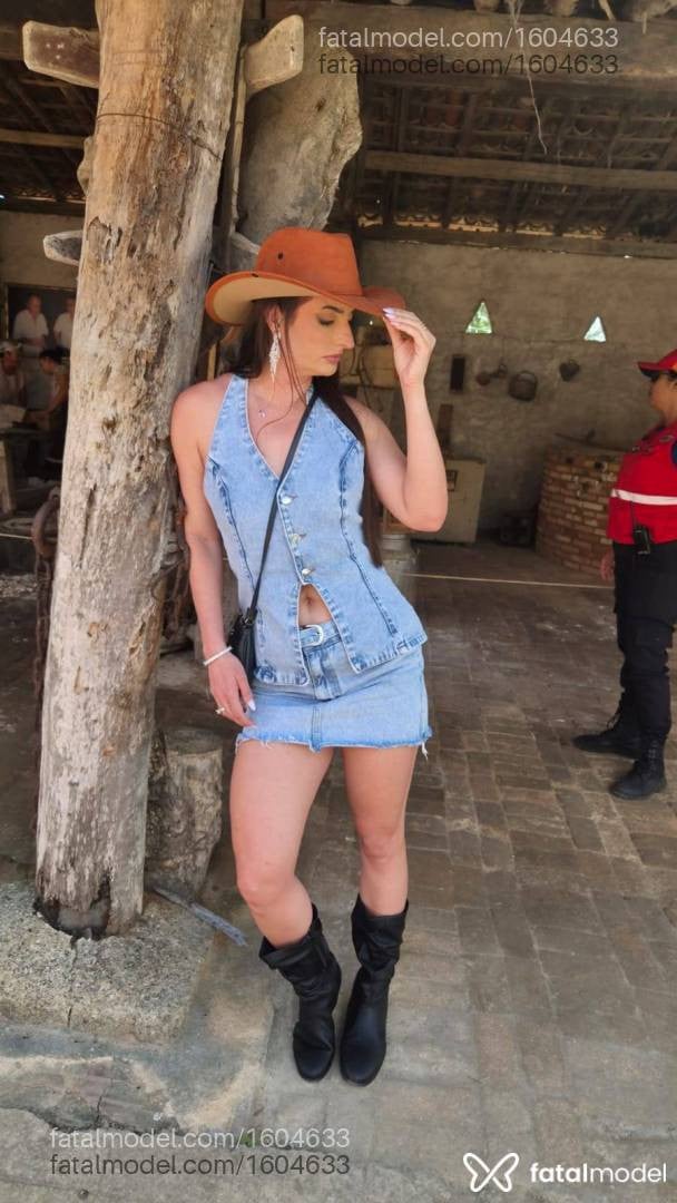 Acompanhante mulher com cabelo castanho de olhos mel - Lauren Liv Acompanhante mulher com cabelo castanho de olhos mel - Lauren Liv
