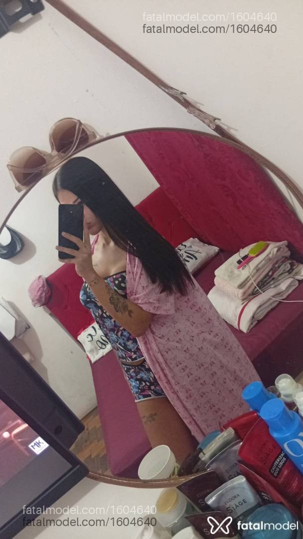 Acompanhante mulher trans com cabelo castanho de olhos castanhos - Morena