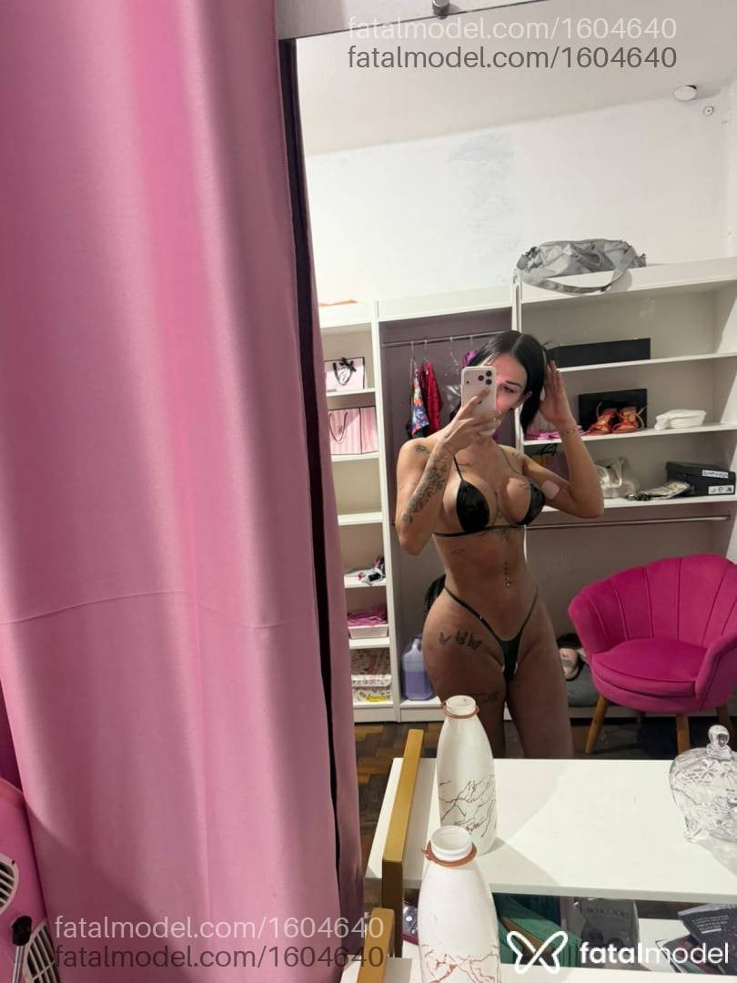 Acompanhante mulher trans com cabelo castanho de olhos castanhos - Morena