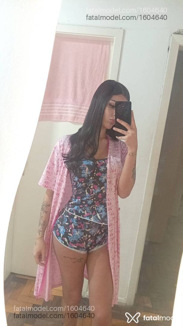 Acompanhante mulher trans com cabelo castanho de olhos castanhos - Morena