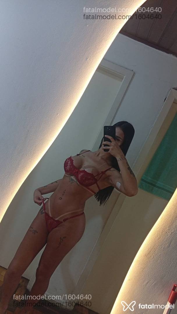 Acompanhante mulher trans com cabelo castanho de olhos castanhos - Morena