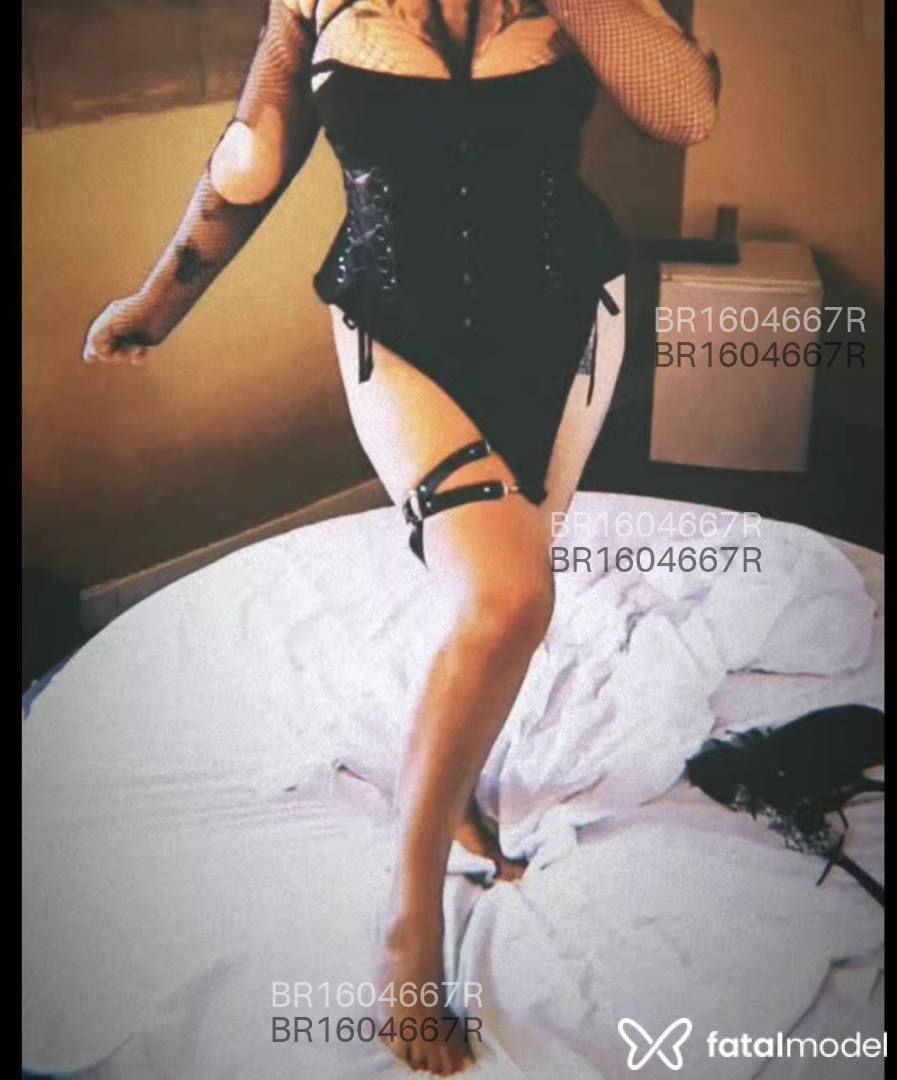Acompanhante mulher com cabelo colorido de olhos mel em Aracaju - Maya Viking Domme