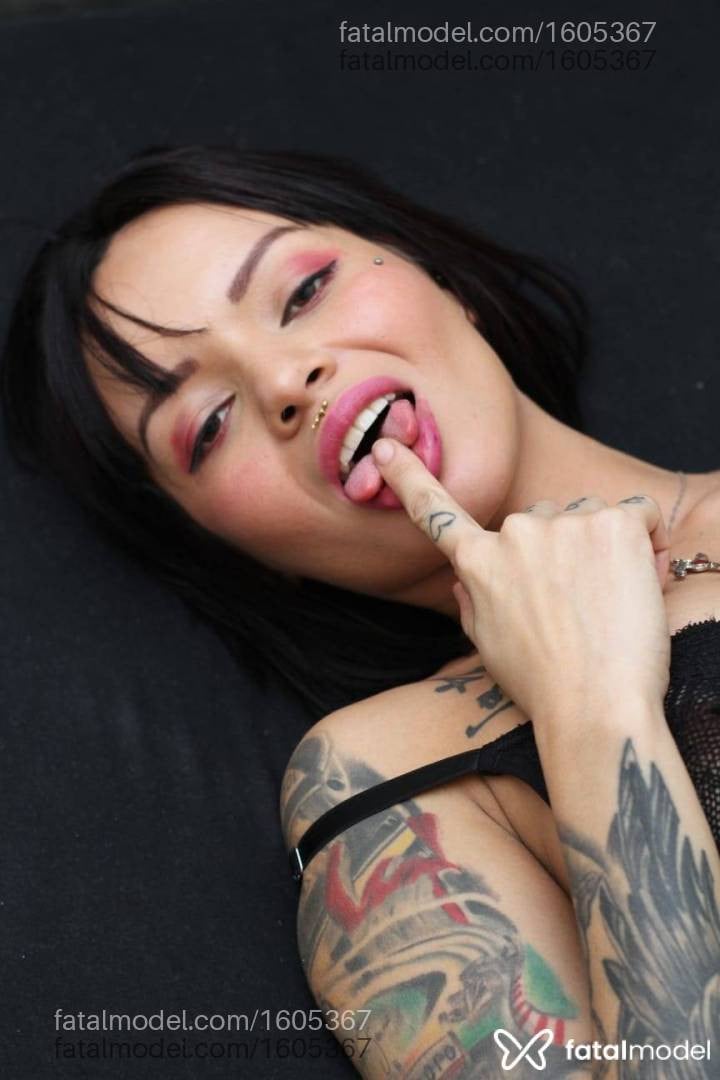Acompanhante mulher morena (o) de olhos mel - Queenkimi