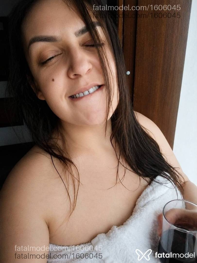 Acompanhante mulher com cabelo castanho de olhos castanhos - Caroline Ferracine