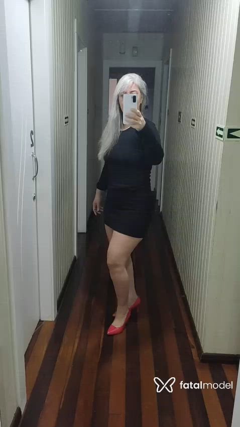 Acompanhante mulher loira (o) de olhos castanhos - Julia