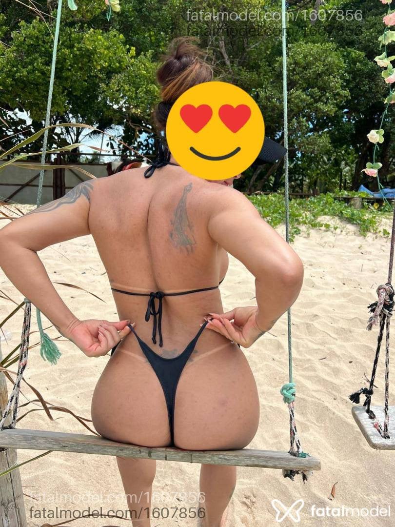 Acompanhante mulher com cabelo castanho de olhos castanhos - Carol Anttonelly
