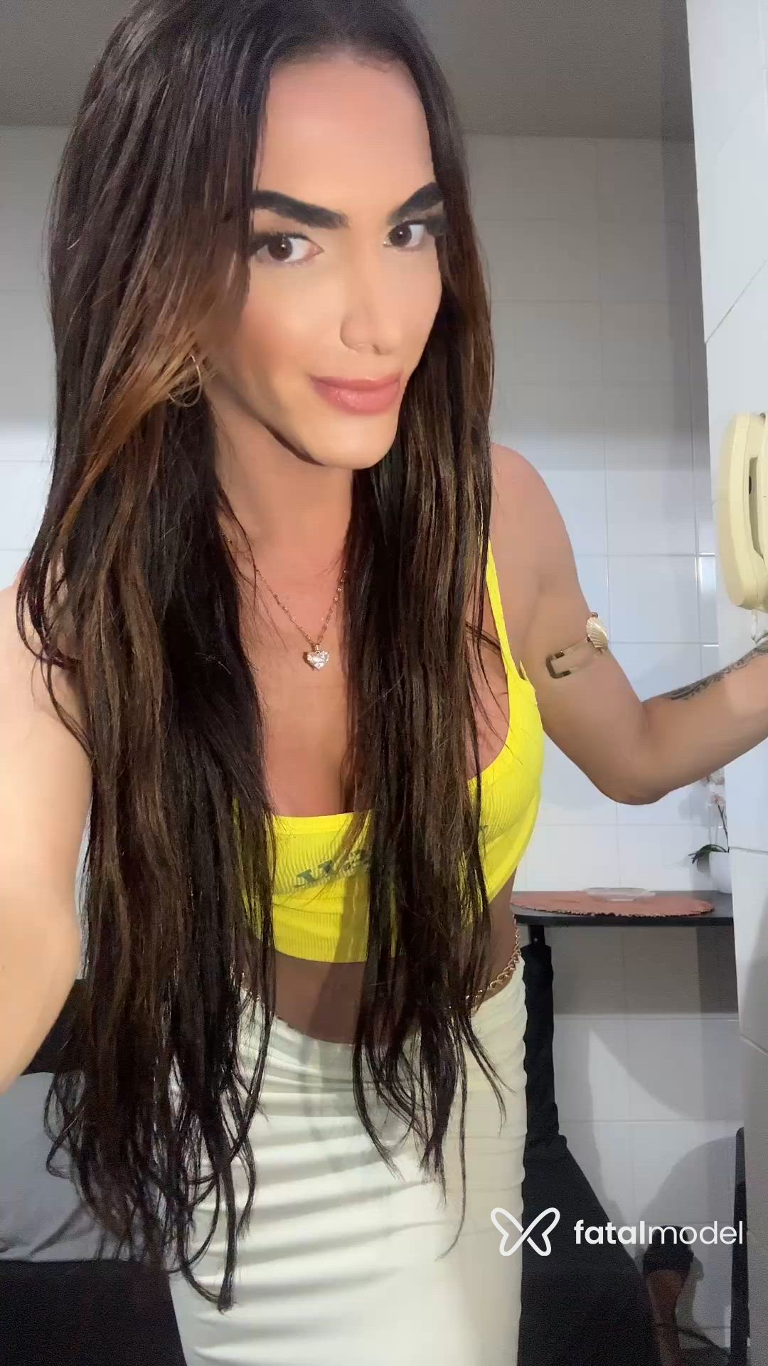 Acompanhante mulher trans com cabelo castanho de olhos castanhos - Elly Fernandes